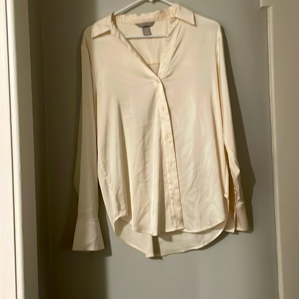 H&M SATIN BUTTON UP. CREME. SIZE M. GREAT QUALITY. GREAT CONDITION.